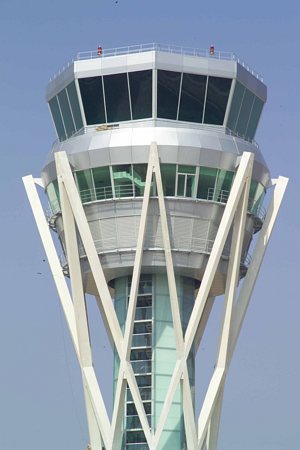 Imagen exterior de la nueva torre de control del aeropuerto del Prat